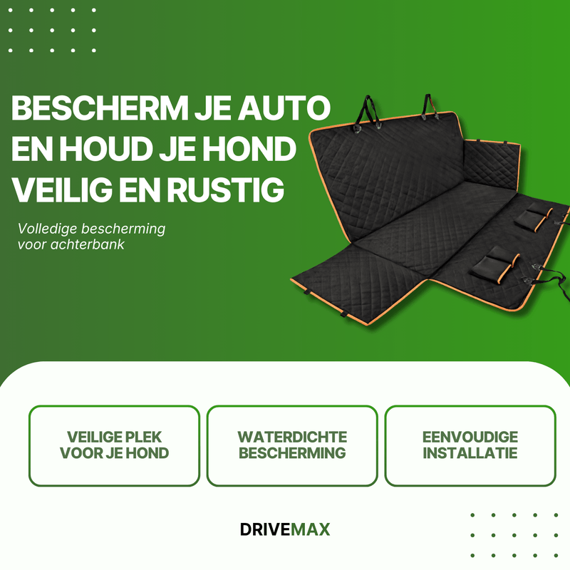 Zwarte gewatteerde hondendeken voor de auto met oranje rand die de achterbank volledig beschermt.