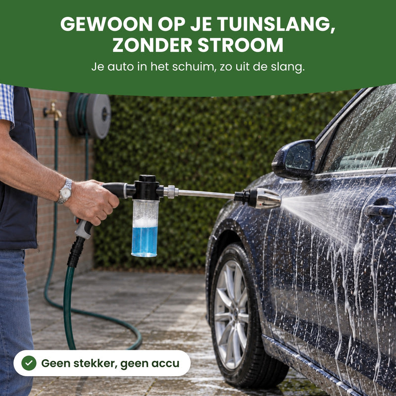 Man schuimt zijn auto in op de oprit met de JetFoam aan de tuinslang van de haspel: gewoon op je tuinslang, zonder stroom