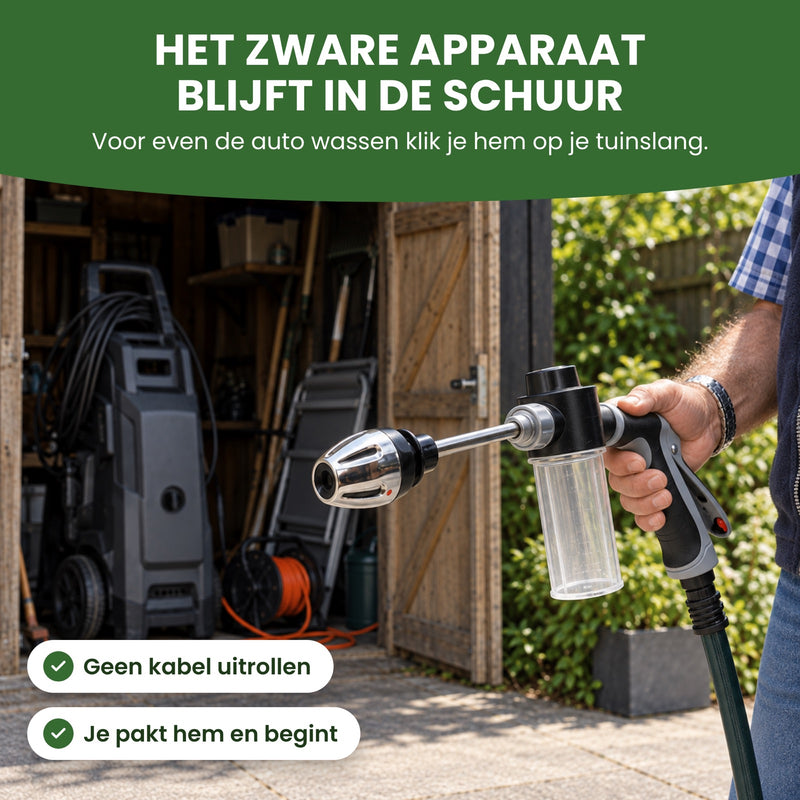 JetFoam in de hand voor een open schuur waarin een zwaar apparaat met kabelhaspel blijft staan: voor even de auto wassen klik je hem op je tuinslang