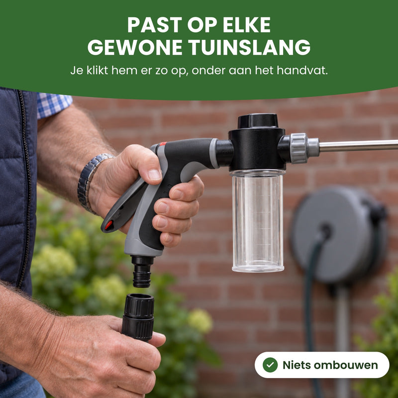 Hand klikt een tuinslang met klikkoppeling onder aan het handvat van de JetFoam: past op elke gewone tuinslang