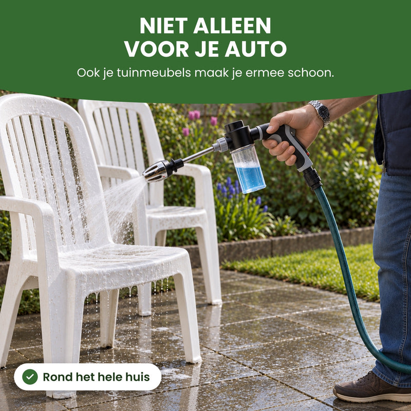 Man schuimt witte tuinstoelen in op het terras met de JetFoam aan de tuinslang: niet alleen voor je auto, ook voor je tuinmeubels