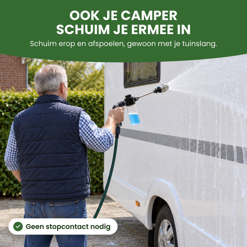 Man schuimt de zijwand van een camper in met de JetFoam aan de tuinslang: ook je camper schuim je ermee in