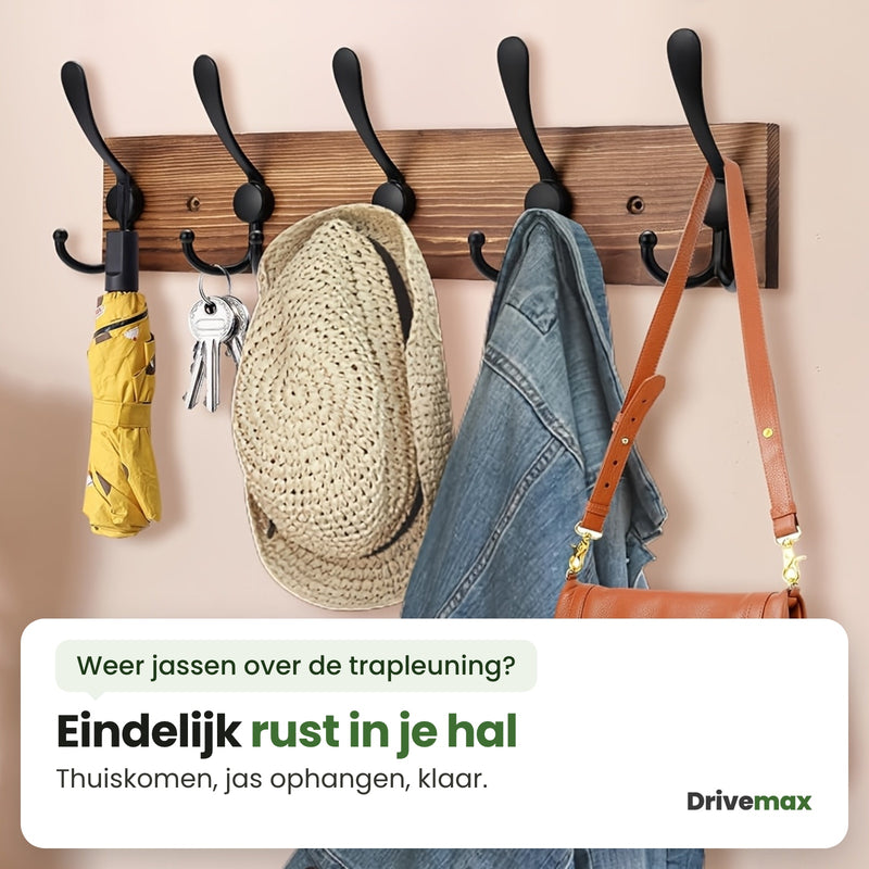De Kapova kapstok aan de muur in een hal, met een paraplu, sleutels, een hoed, een spijkerjas en een tas aan de haken