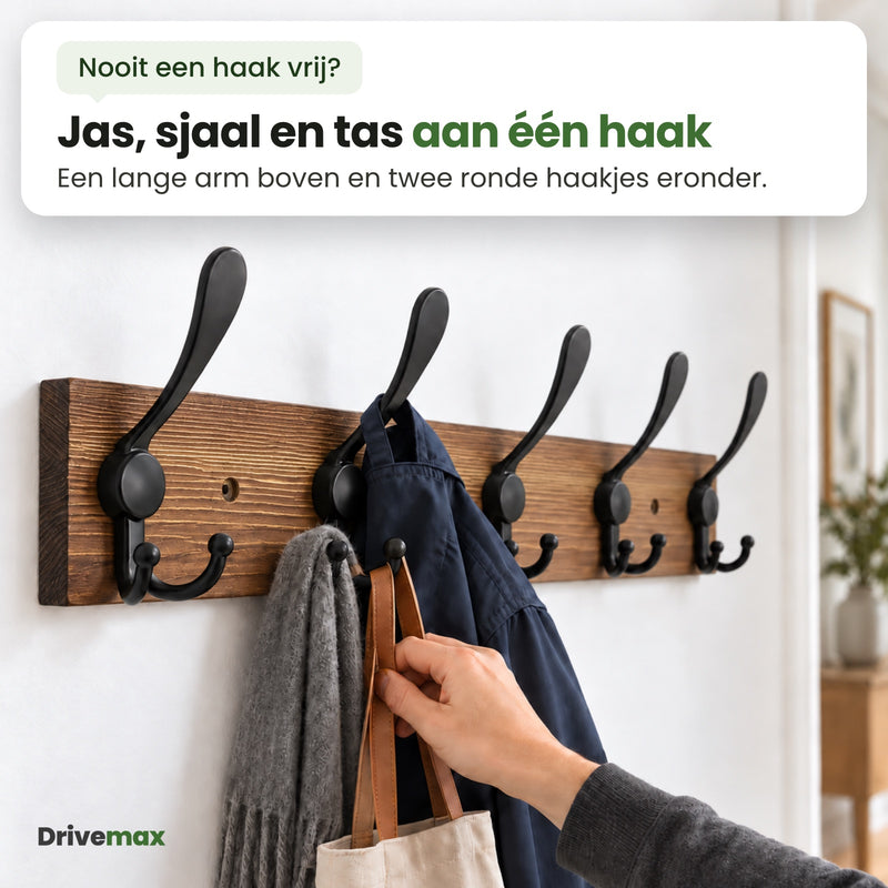 De Kapova kapstok van opzij: aan één haak hangen een jas, een sjaal en een tas, aan de lange arm en de twee ronde haakjes