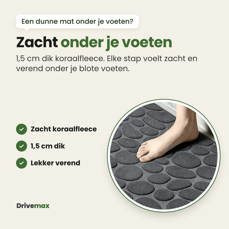 Ronde uitvergroting van een blote voet op de Kiezova badmat: 1,5 cm dik zacht koraalfleece dat verend aanvoelt onder je blote voeten
