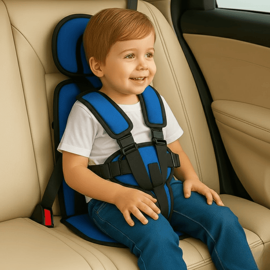 Blauwe kinder autostoel met 5-puntsgordel, veilig en verstelbaar, gemonteerd op een achterbank.