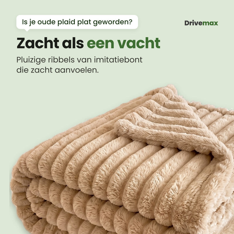 De pluizige ribbels van de Knusova plaid van dichtbij: zacht als een vacht, ribbels van imitatiebont die zacht aanvoelen