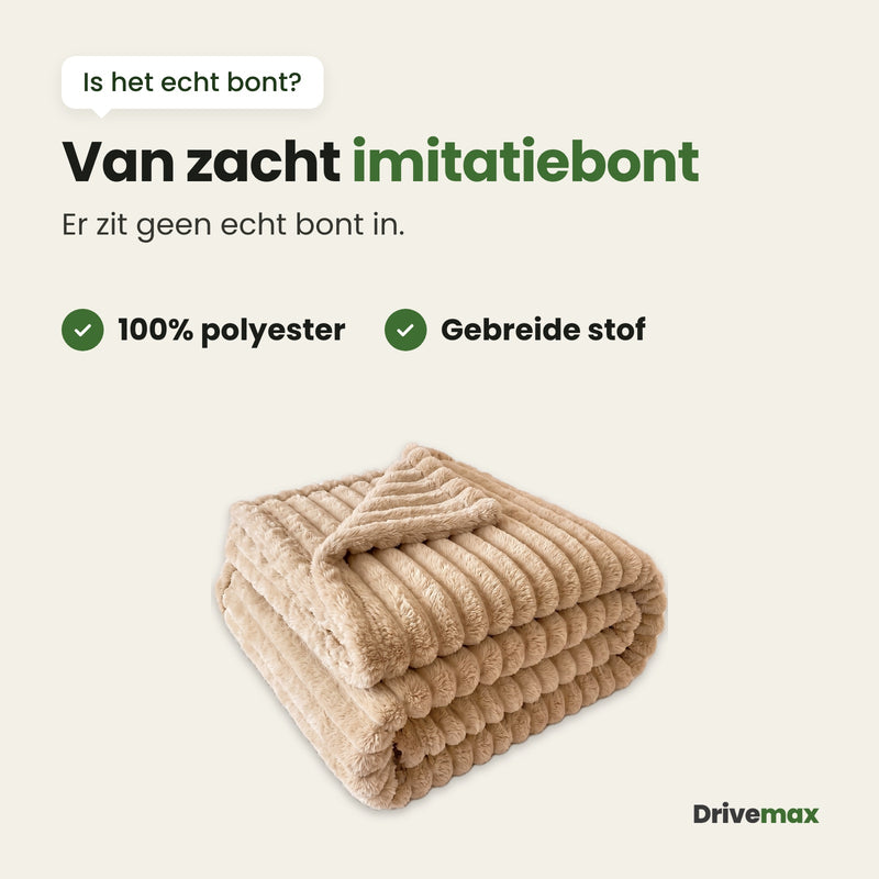 De opgevouwen Knusova plaid van zacht imitatiebont, 100% polyester en een gebreide stof: er zit geen echt bont in