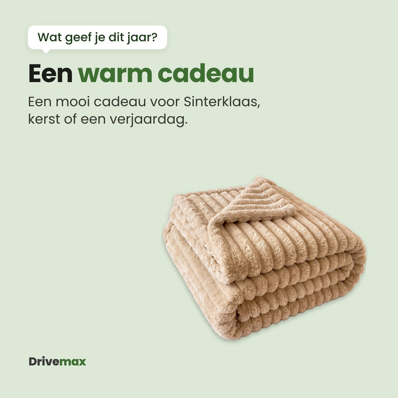 De opgevouwen Knusova plaid in beige, licht schuin: een warm cadeau, een mooi cadeau voor Sinterklaas, kerst of een verjaardag