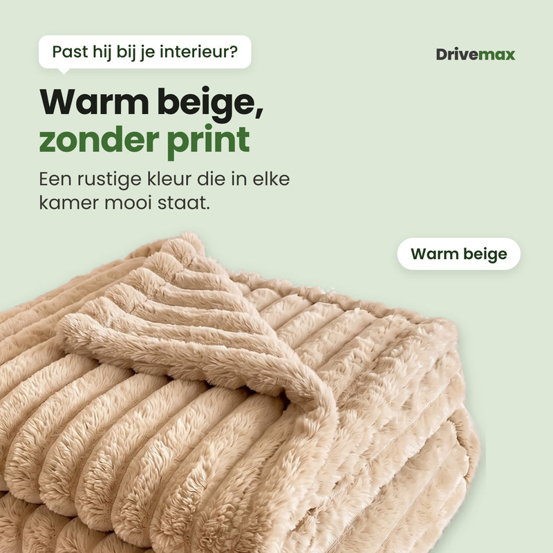 De omgeslagen hoek van de Knusova plaid van dichtbij: warm beige, zonder print, een rustige kleur die in elke kamer mooi staat
