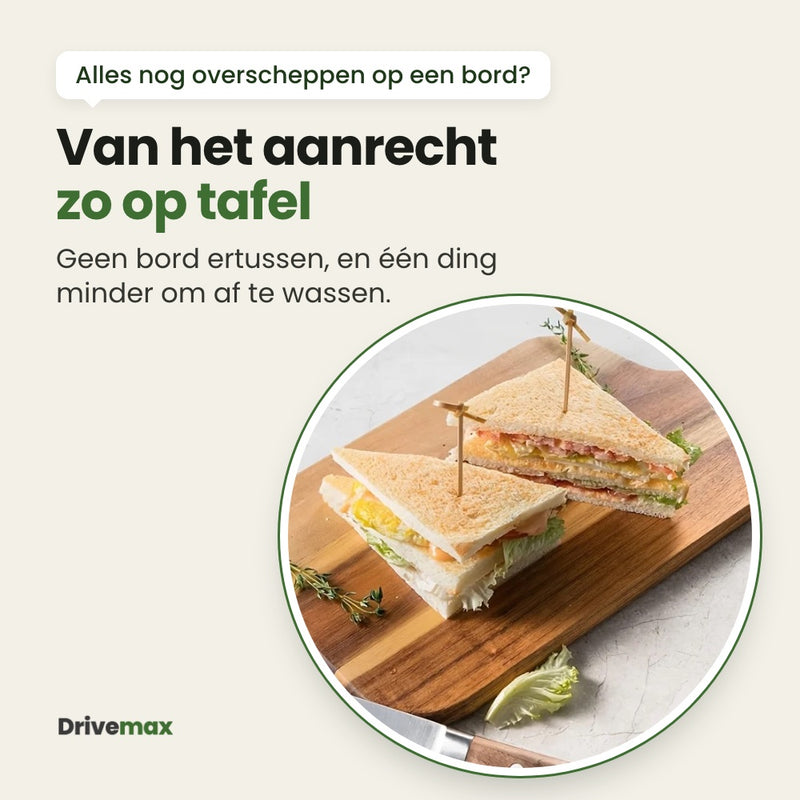De Langova snijplank met twee broodjes en een broodmes: van het aanrecht zo op tafel, zonder bord ertussen