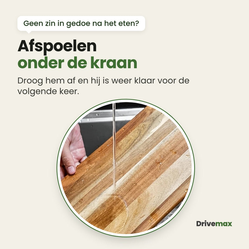 De Langova snijplank wordt afgespoeld onder de kraan: na gebruik afspoelen en afdrogen