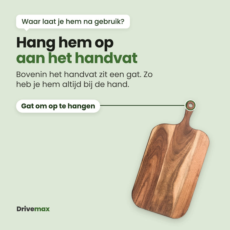 De Langova snijplank schuin, met het gat bovenin het handvat aangewezen: hang hem op aan het handvat