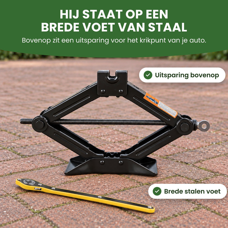 LiftMax autokrik van opzij op een oprit met klinkers: hij staat op een brede voet van staal, met bovenop een uitsparing voor het krikpunt