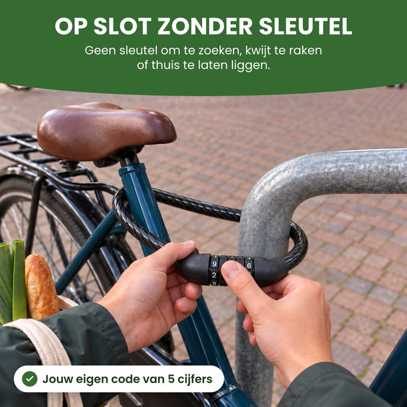 Twee handen aan de cijferringen van het LockMaster kabelslot om een fiets, een tas met boodschappen aan de arm: op slot zonder sleutel