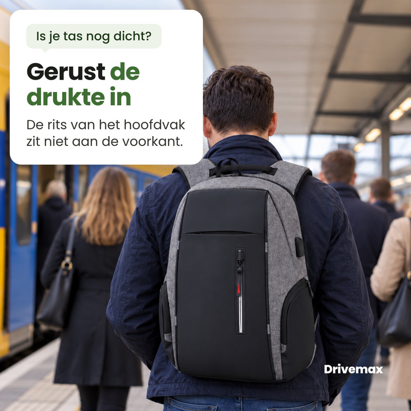 Man van achteren op een druk perron met de Metrova op zijn rug: gerust de drukte in, de rits van het hoofdvak zit niet aan de voorkant