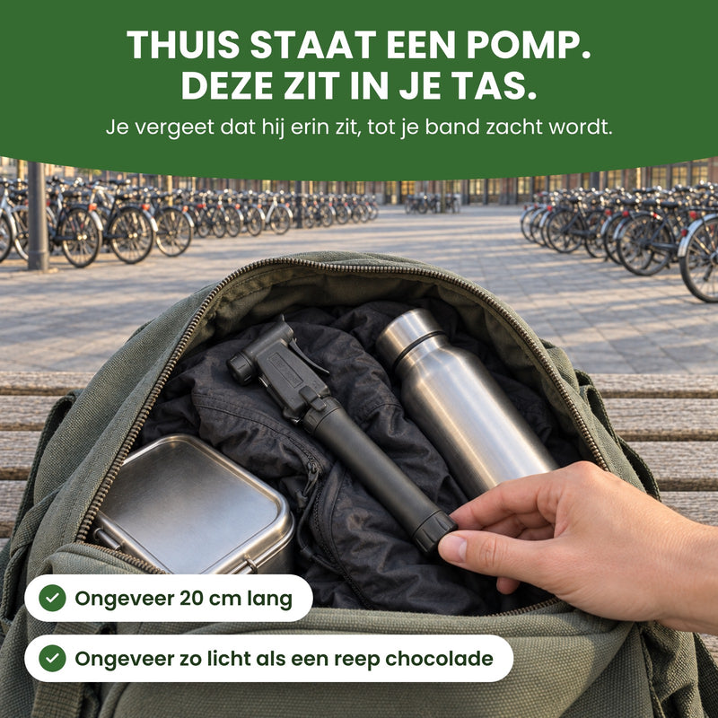 De mini fietspomp ligt in een open rugzak naast een drinkfles en een broodtrommel, op een plein vol fietsen: thuis staat een pomp, deze zit in je tas