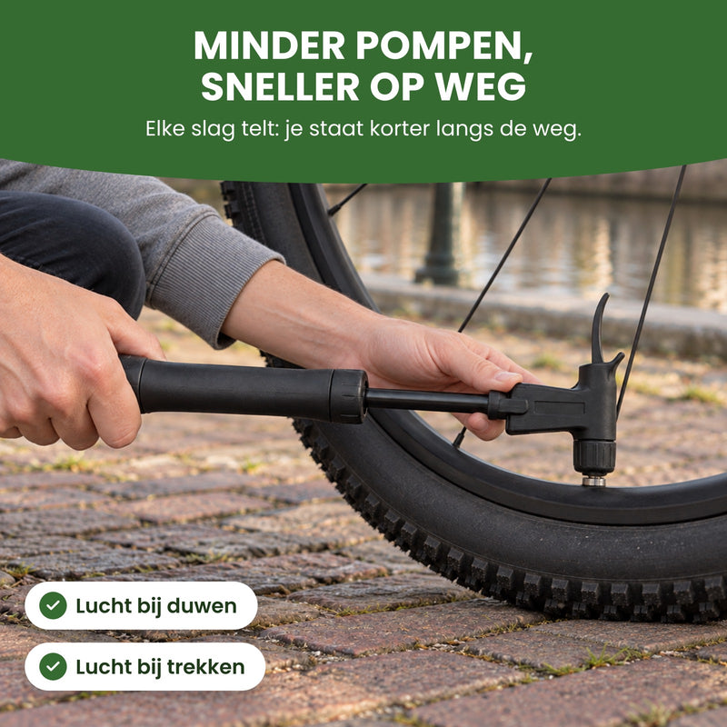 Twee handen pompen een fietsband op met de uitgeschoven mini fietspomp, aan een gracht: lucht bij duwen én trekken, sneller op weg