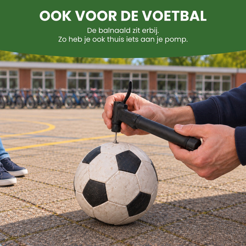 Een voetbal op een schoolplein wordt opgepompt met de mini fietspomp en de balnaald: ook voor de voetbal