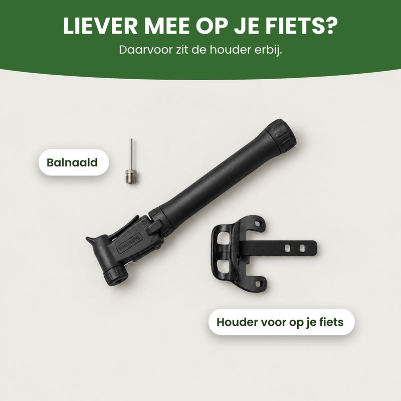 De mini fietspomp van boven gezien, met de houder voor op je fiets en de balnaald ernaast: liever mee op je fiets, de houder zit erbij