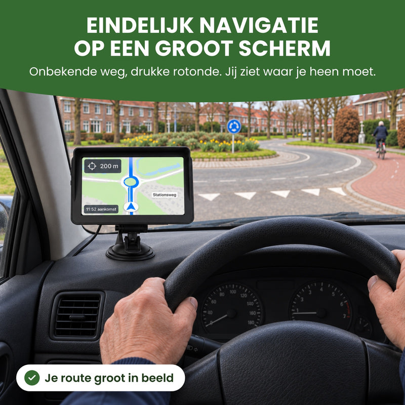 Navigatiescherm op het dashboard met de route over een rotonde, beide handen aan het stuur: eindelijk navigatie op een groot scherm