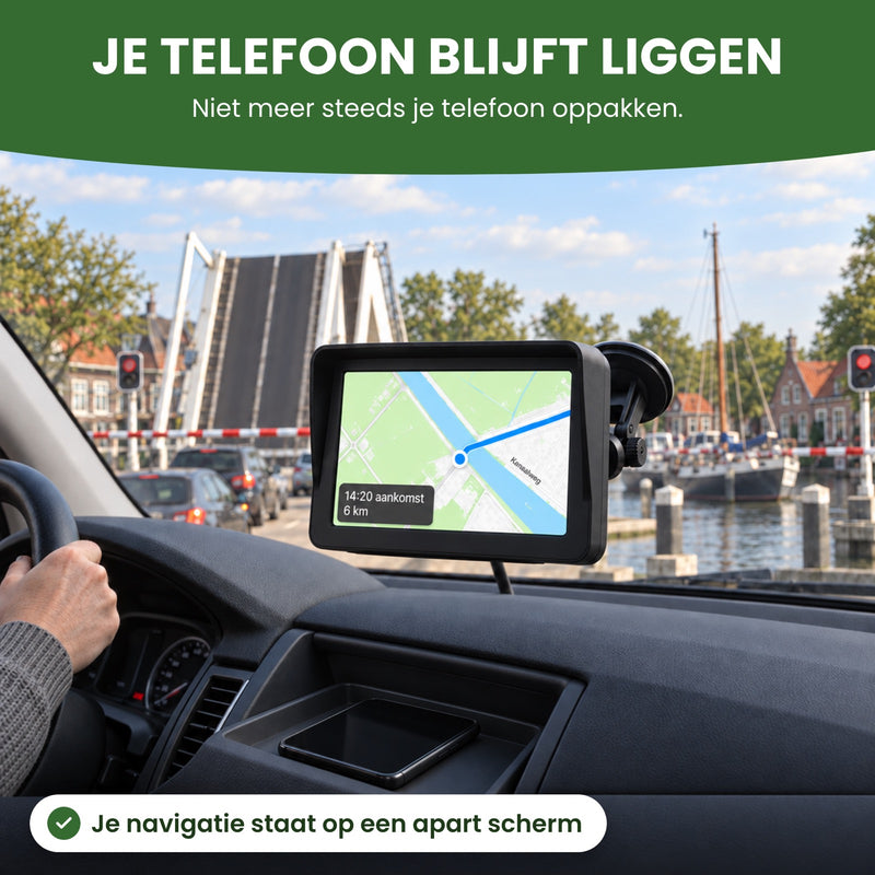 Telefoon ligt in het vak van het dashboard terwijl het navigatiescherm de route toont bij een open brug: je telefoon blijft liggen