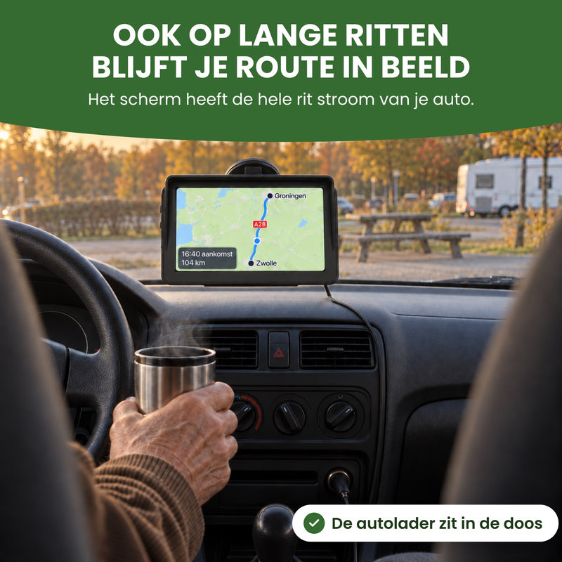 Pauze op een parkeerplaats: het navigatiescherm toont de route en krijgt stroom via de autolader. Ook op lange ritten blijft je route in beeld