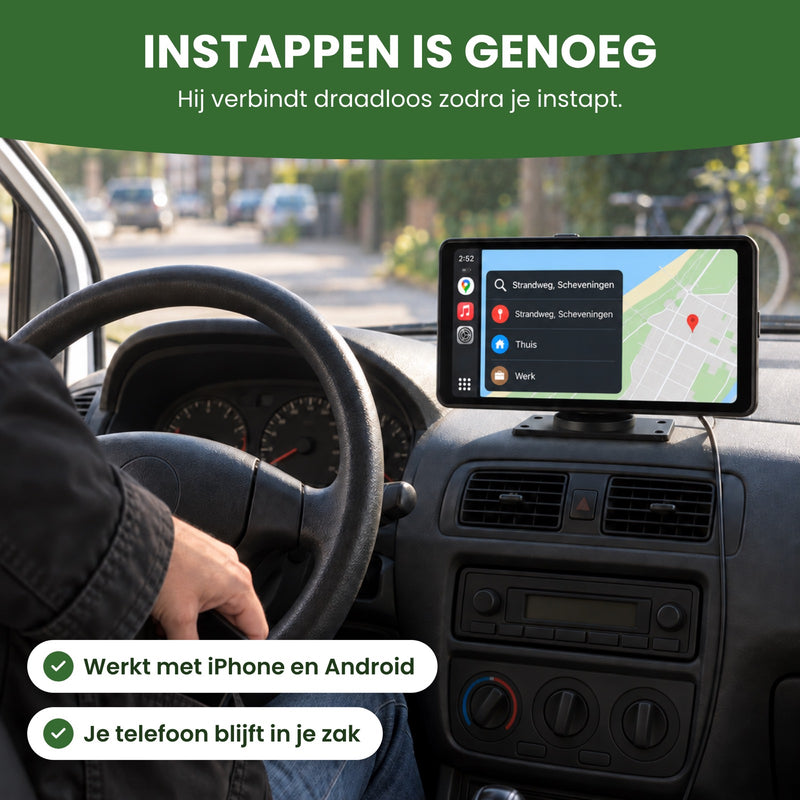 Bestuurder stapt in en stopt de telefoon in zijn jaszak terwijl op de Navion One een adres in Kaarten staat: hij verbindt draadloos zodra je instapt