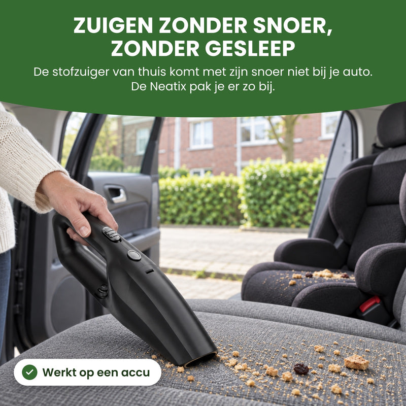 Vrouw zuigt met de Neatix kruimels van de achterbank naast een kinderzitje, de auto staat in de straat: zuigen zonder snoer, zonder gesleep