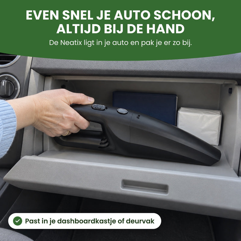 Hand pakt de zwarte Neatix uit het open dashboardkastje van een auto: even snel je auto schoon, altijd bij de hand