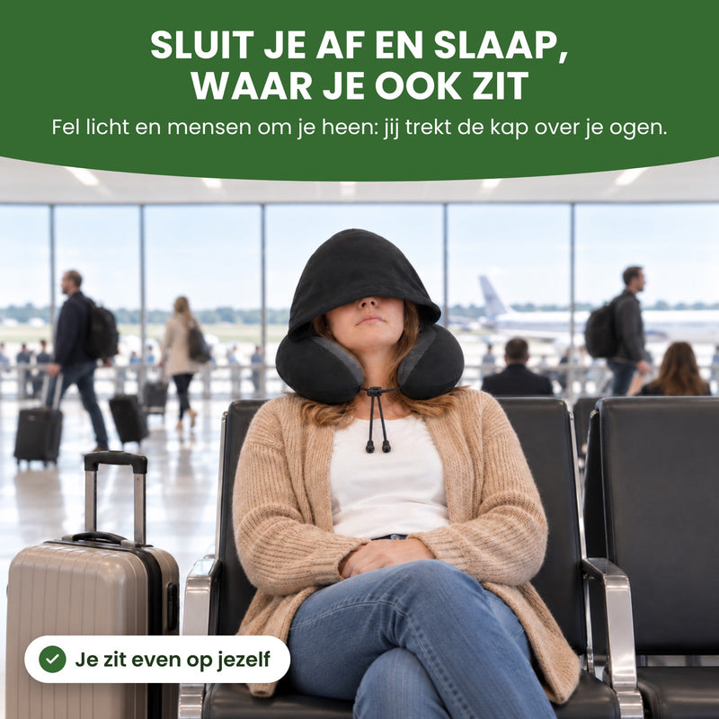 Vrouw slaapt bij de gate met de kap van het zwarte NeckEase reiskussen over haar ogen, reizigers lopen langs: sluit je af en slaap, waar je ook zit