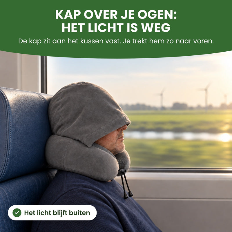 Man slaapt in de trein met de kap van het grijze NeckEase reiskussen tot over zijn ogen, de zon schijnt binnen: kap over je ogen, het licht is weg
