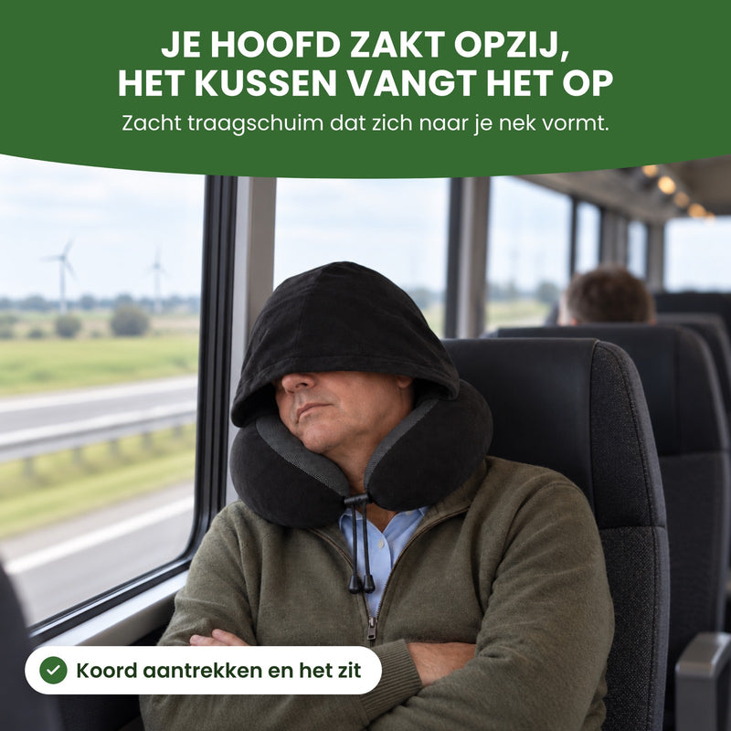 Man slaapt in de bus met zijn hoofd opzij op het zwarte NeckEase reiskussen, het koord aangetrokken: je hoofd zakt opzij, het kussen vangt het op