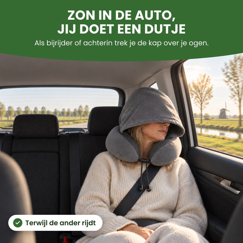 Vrouw slaapt achterin de auto met de kap van het grijze NeckEase reiskussen over haar ogen en de zon door het raam: zon in de auto, jij doet een dutje