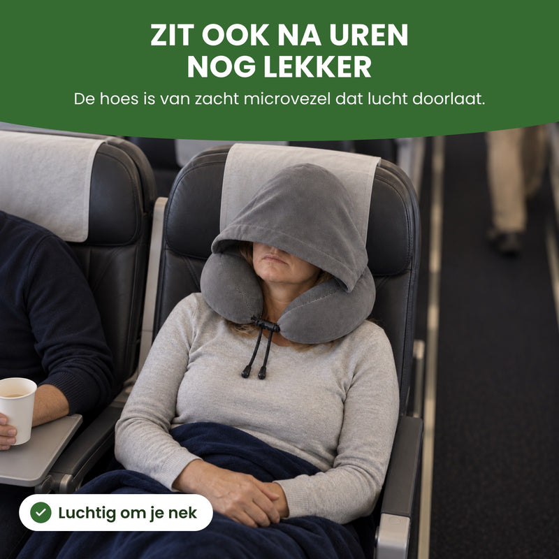 Vrouw slaapt in het vliegtuig aan het gangpad met de kap van het grijze NeckEase reiskussen over haar ogen: zit ook na uren nog lekker