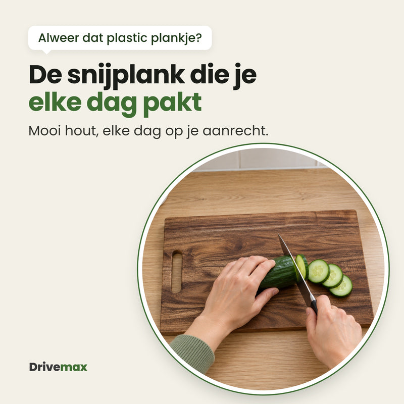 Twee handen snijden komkommer op de donkere Nerfova snijplank op een licht houten aanrecht: de snijplank die je elke dag pakt