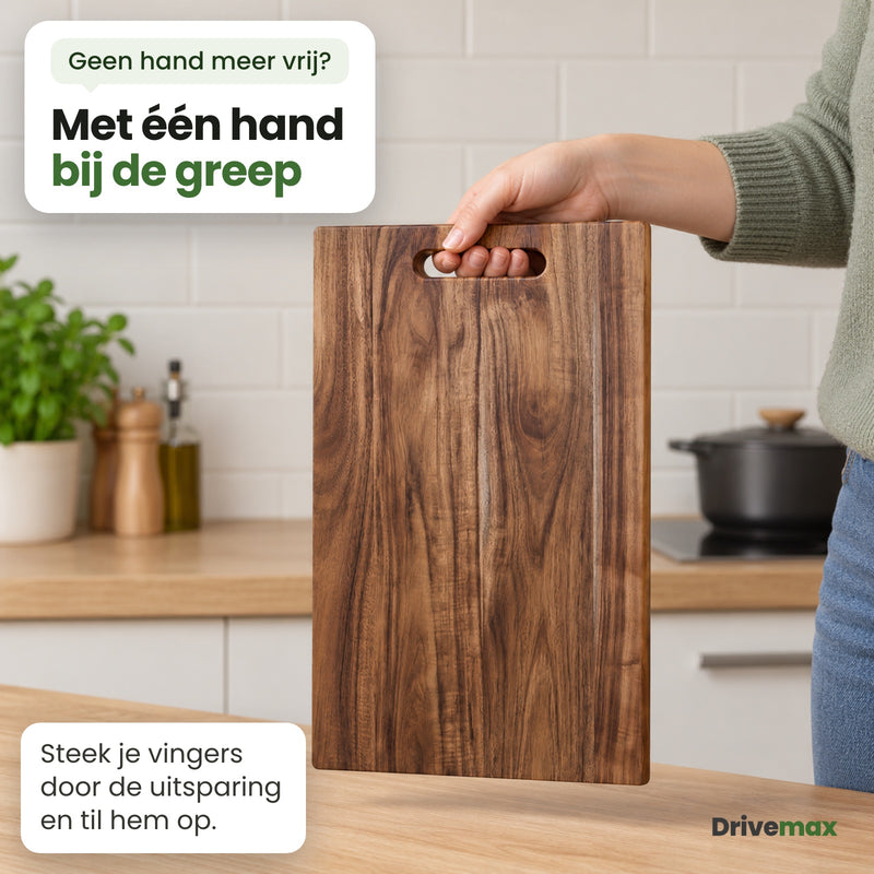Een hand tilt de Nerfova snijplank op in een lichte keuken, met de vingers door de uitsparing bovenin de plank
