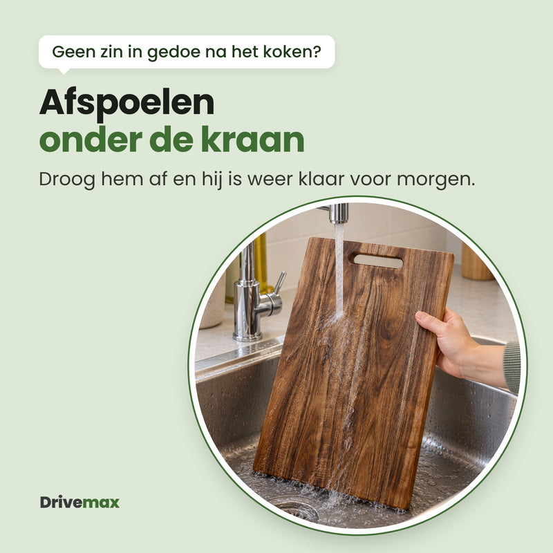 De donkere Nerfova snijplank wordt schuin in de gootsteen afgespoeld onder de kraan: na gebruik afspoelen en afdrogen