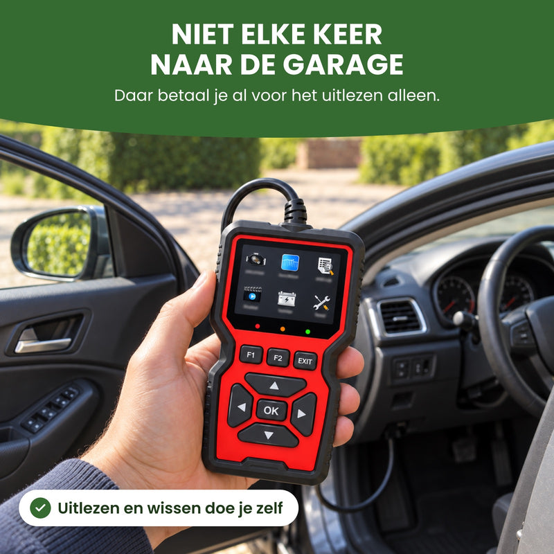 OBD2 scanner bij een auto op de oprit: zelf uitlezen en wissen in plaats van elke keer naar de garage