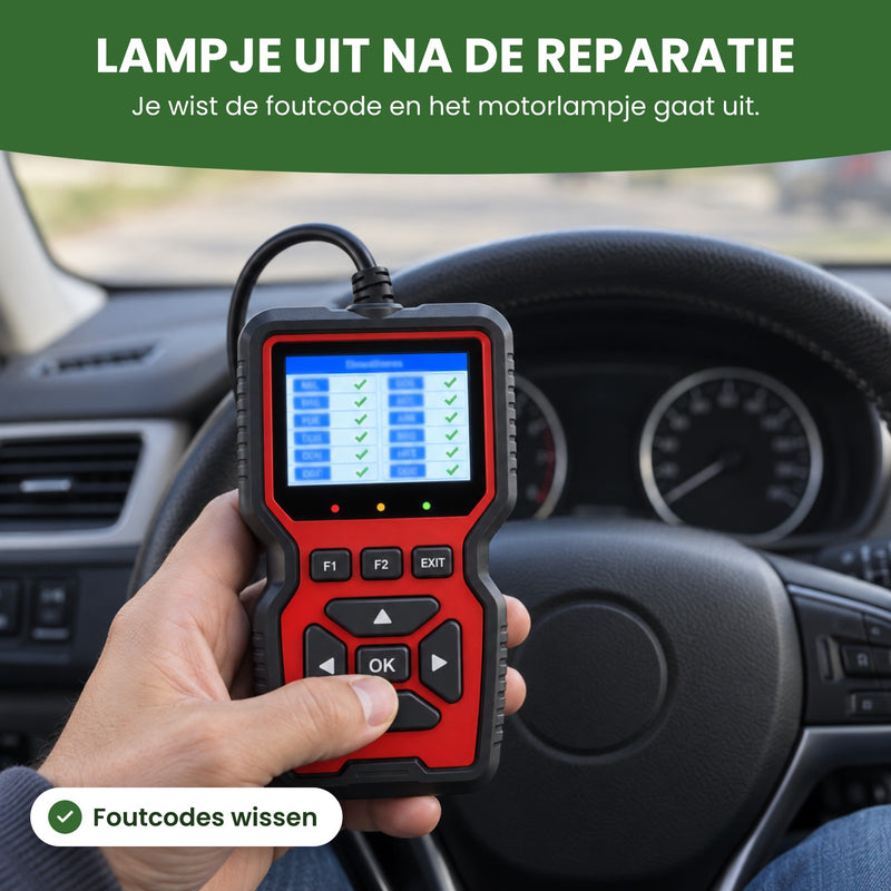 OBD2 scanner met groene vinkjes op het scherm achter het stuur: foutcode gewist en het motorlampje is uit