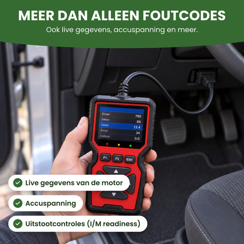 OBD2 scanner met live gegevens op het scherm en de stekker in de aansluiting onder het dashboard: live gegevens, accuspanning en uitstootcontroles