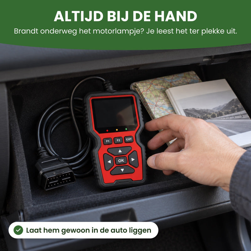 OBD2 scanner met opgerolde kabel in het dashboardkastje: altijd bij de hand in de auto