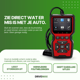 Rood-zwarte Drive Max OBD2 scanner met scherm en knoppen, met aangesloten kabel tegen groene achtergrond.