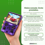 Paarse transparante handheld gameconsole in een hand met knoppen en scherm waarop een racegame wordt gespeeld.