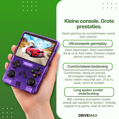 Paarse transparante handheld gameconsole in een hand met knoppen en scherm waarop een racegame wordt gespeeld.