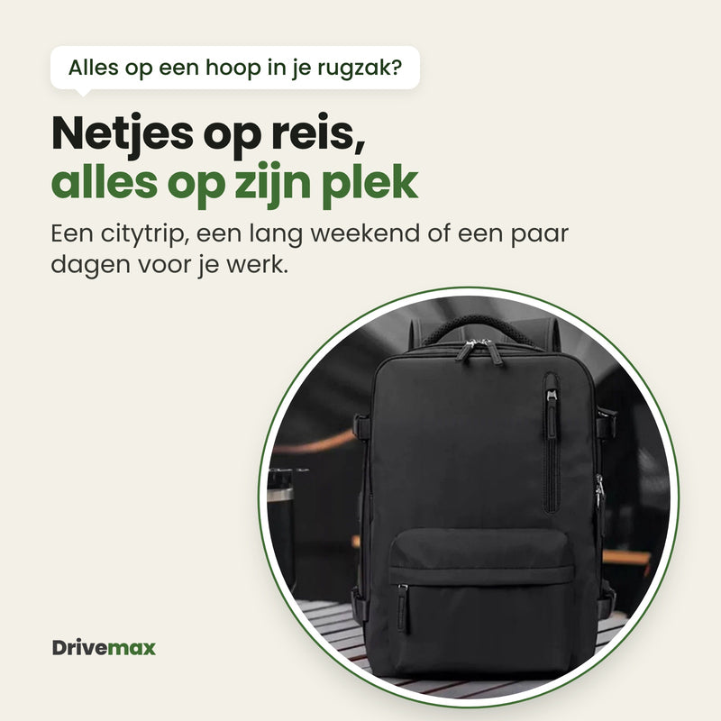 De zwarte Pakova reisrugzak op een houten tafel: netjes op reis, alles op zijn plek, voor een citytrip, een lang weekend of een paar dagen voor je werk