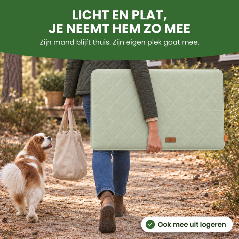 Vrouw loopt met de PawCloud hondenmat plat onder haar arm naar een vakantiehuisje, het hondje loopt mee: licht en plat, je neemt hem zo mee