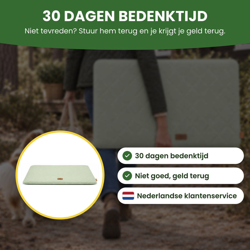 Groene PawCloud hondenmat in een cirkel, erachter onscherp de vrouw met de mat onder haar arm: 30 dagen bedenktijd en Nederlandse klantenservice