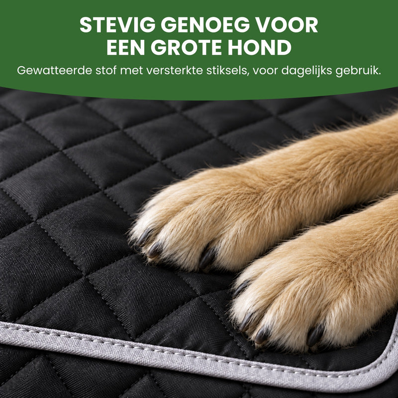 Voorpoten van een golden retriever op de gewatteerde stof van de PawCover, vlak bij de grijze bies: stevig genoeg voor een grote hond