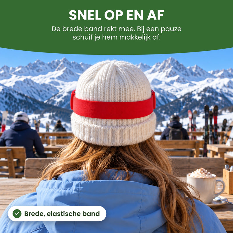 Vrouw van achteren op het terras van een berghut met de brede band van de Pistova om haar muts: snel op en af, ook bij een pauze